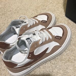 size 6 women’s skater sneakers